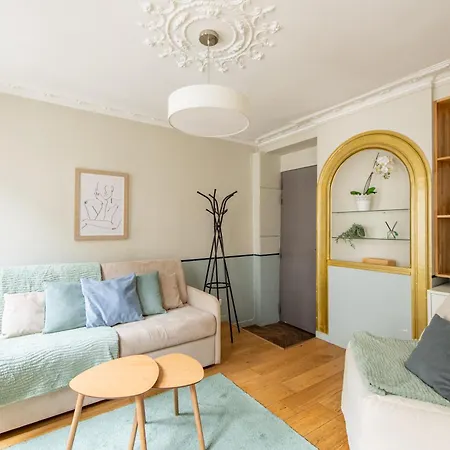 Modern Spacious Only 1 Minute Away From The Place De La République Appartamento