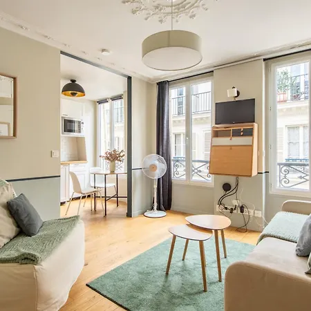 Modern Spacious Only 1 Minute Away From The Place De La République