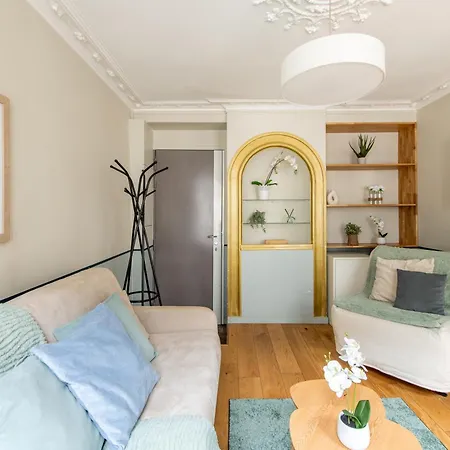 Modern Spacious Only 1 Minute Away From The Place De La République Appartamento *