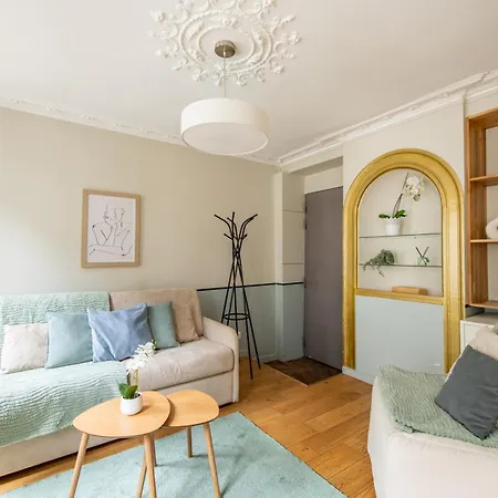 Modern Spacious Only 1 Minute Away From The Place De La République Appartamento