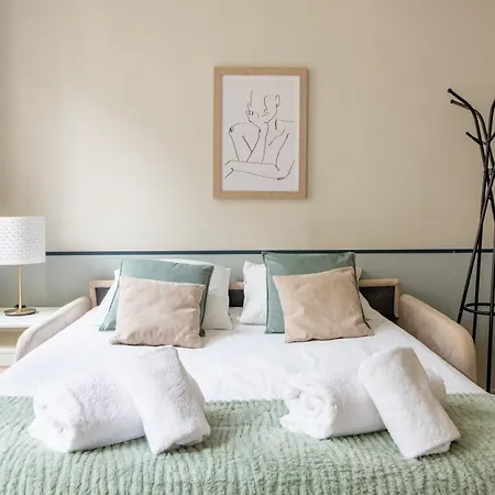 Modern Spacious Only 1 Minute Away From The Place De La République Appartamento *