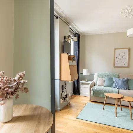 Modern Spacious Only 1 Minute Away From The Place De La République Appartamento *